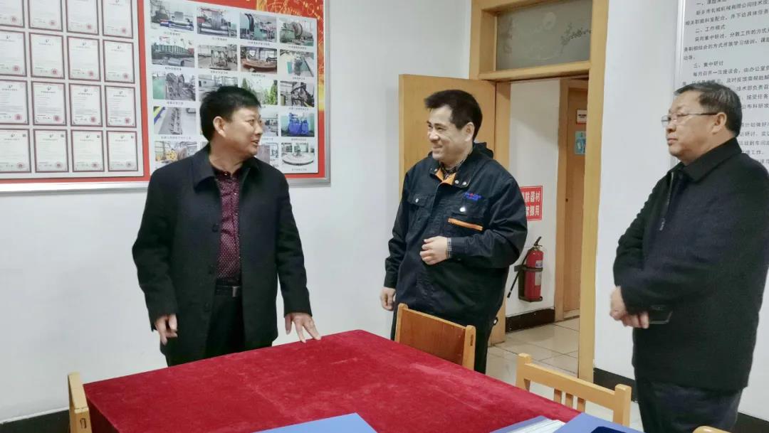 新鄉(xiāng)市總工會副主席王世良(左一)、輝縣市總工會主席李樹林(右一)指導工作