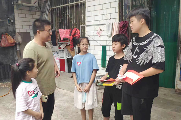 新鄉(xiāng)長城集團愛心家庭攜手輝縣義工“愛心助學，點亮希望”