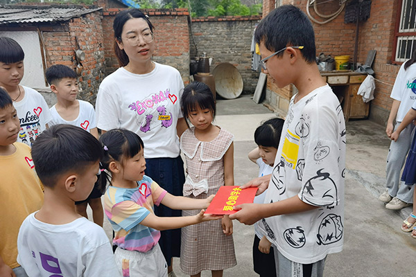 新鄉(xiāng)長城集團愛心家庭攜手輝縣義工“愛心助學，點亮希望”